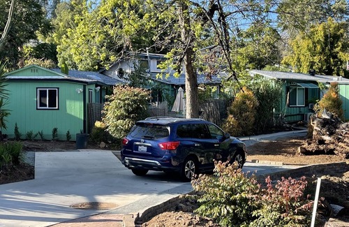 Mount Helix Cabin | Hidden Cabin on the Foothills of Mt. Helix! With Outdoor Hot tub !