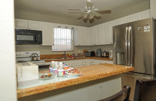 Lauderdale Lakes House | HIDDEN GEM! 5BR/3B family-friendly and laundry