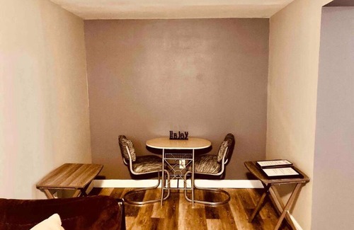 Overland Apartment | HIDDEN GEM!! 7 MINS TO AIRPORT W/ PRIVATE ENTRANCE