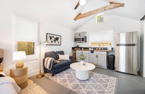 River District Apartment | Hidden Gem for Couples, Friends, or Solo King Bed, Parking & Beach Gear