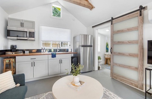 River District Apartment | Hidden Gem for Couples, Friends, or Solo King Bed, Parking & Beach Gear