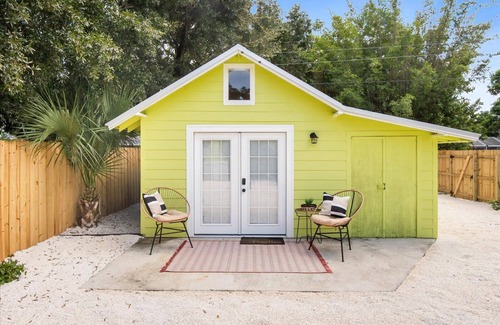 River District Apartment | Hidden Gem for Couples, Friends, or Solo King Bed, Parking & Beach Gear