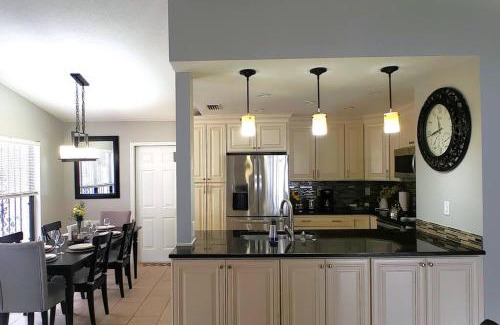 Country Oaks House | Hidden Gem Home in Sarasota, UTC Mall, Nathan Benderson Park, Siesta Key Beach