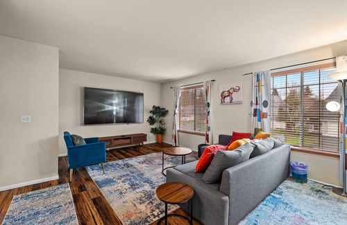 Covington House | Hidden Gem Top-Floor Unit near Lake Meridian