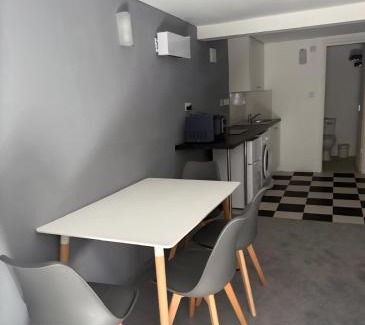 Thamesfield Apartment | Hidden Putney Studio