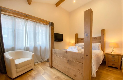 Marhamchurch House | Hideaway for Two, Underfloor Heated, Impressive Four Poster Plank Bed
