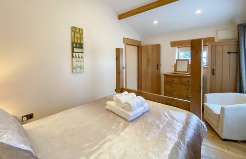 Marhamchurch House | Hideaway for Two, Underfloor Heated, Impressive Four Poster Plank Bed