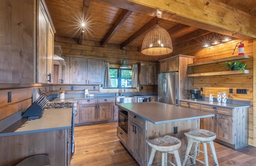 Almond Cabin | High Country Cabin - Mountain & Fontana Lake Views - Hot Tub