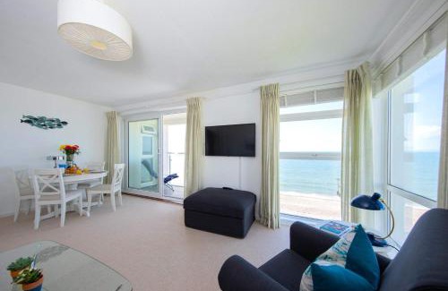 East Wittering Apartment | High-End Beachfront Getaway Sea View King Bed