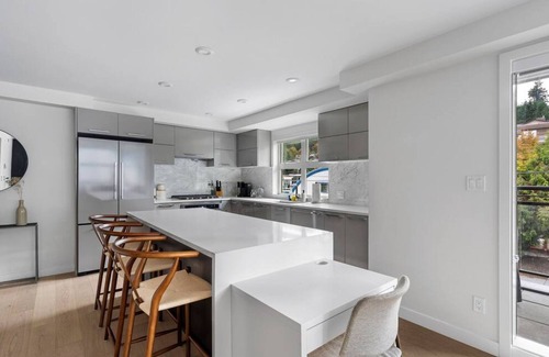 White Rock Apartment | High-end Beachside Condo