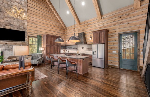 East Ellijay Cabin | High-end custom cabin that sits on the Cartecay River, hot tub, firepit