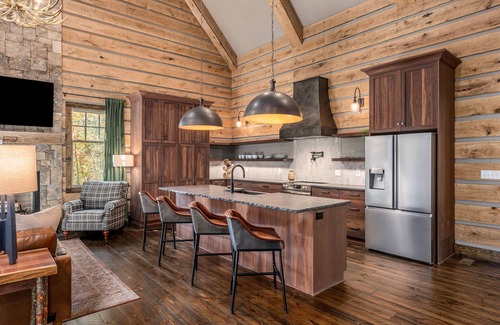 East Ellijay Cabin | High-end custom cabin that sits on the Cartecay River, hot tub, firepit