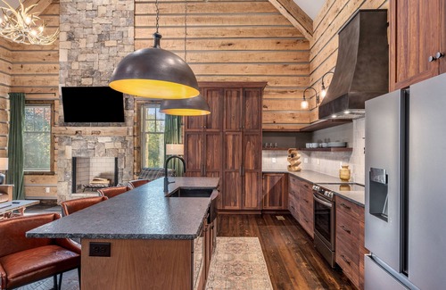 East Ellijay Cabin | High-end custom cabin that sits on the Cartecay River, hot tub, firepit