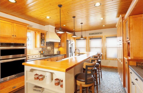 Red River House | High Expectations - In Town - New Property! - Fireplace - Adjustable Bed - Fence