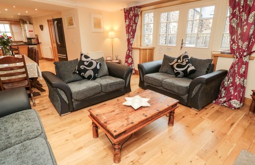 South Charlton Cottage | HIGH HEMMEL HOUSE, family friendly, with pool in Embleton