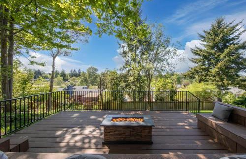 Riverview House | High Point Guesthouse - Next to Seattle Chinese Garden