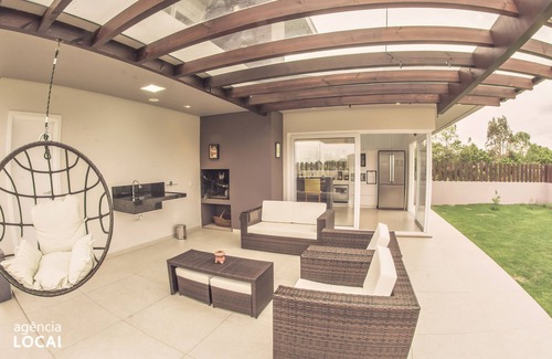 Praia do Rosa House | High standard gated community, spa and heated pool, free day use Surfland