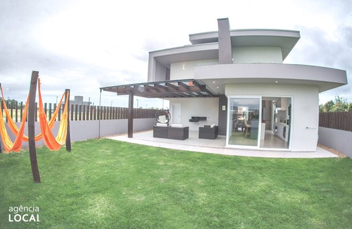 Praia do Rosa House | High standard gated community, spa and heated pool, free day use Surfland