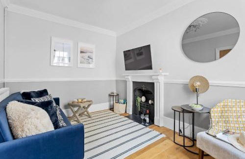 Dartmouth House | Higher Cottage with Parking