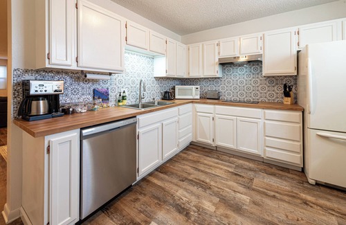 Sunnyside Apartment | Highlands Haven, Cozy Retreat in Historical Center