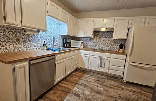 Sunnyside Apartment | Highlands Haven, Cozy Retreat in Historical Center