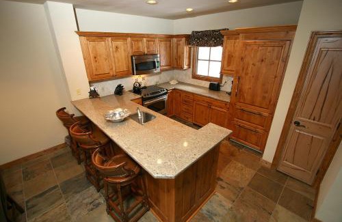 Highlands Townhomes Apartment | Highlands Townhome by Vail Realty