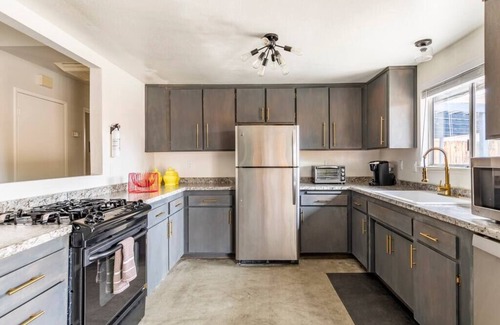 Twentynine Palms House | Hike Joshua Tree @ the Hot Tub & Pool Oasis