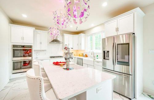 Jonas House | Hike, Sip and Ski Spacious Poconos Home