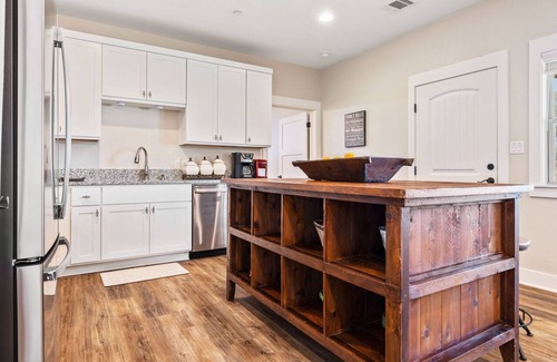 Round Mountain House | Hill Country Escape-Sleeps 12~ 15 Acres Of Privacy, Spectacular Views