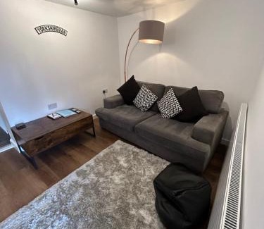 Hoyland Apartment | Hill Street Railway retreat.