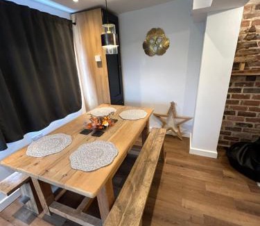 Hoyland Apartment | Hill Street Railway retreat.