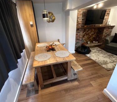 Hoyland Apartment | Hill Street Railway retreat.