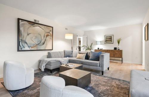 Middletown House | Hills Hideaway by CoastVH - Luxury Midtown 3br
