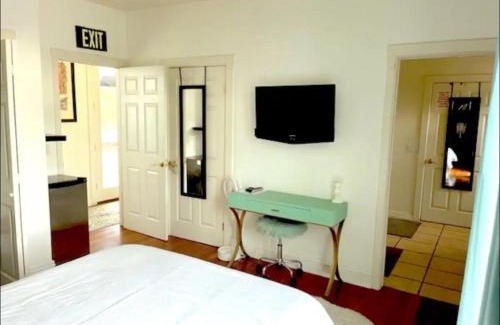 Studio City House | Hills of Studio City, your serene home away from Home