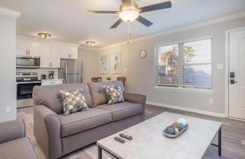 Bayview Apartment | Hillside Cove - Plank Suite