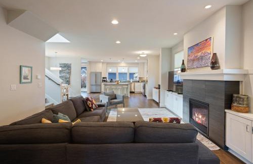 Awbrey Butte House | Hillside Haven