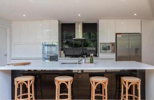 Howrah House | Hillside Hideaway Sleeps 10 Stunning Views