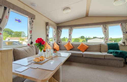 Heligan Ski Chalet | Hillside Splash Retreat - Heated Communal Swimming Pool & Fishing Nearby
