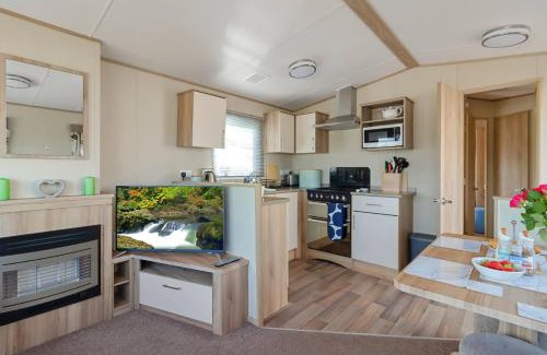 Heligan Ski Chalet | Hillside Splash Retreat - Heated Communal Swimming Pool & Fishing Nearby