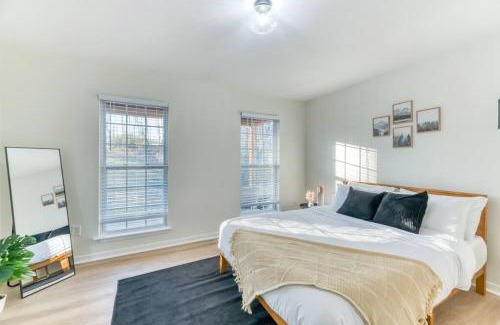 Roseland House | Hilltop Hideaway - Pool - Jacuzzi - Ping Pong - 12 guests - Fireplace - Mountain Views - Pets are allowed by request