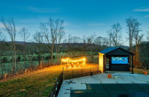 Roseland House | Hilltop Hideaway - Pool - Jacuzzi - Ping Pong - 12 guests - Fireplace - Mountain Views - Pets are allowed by request