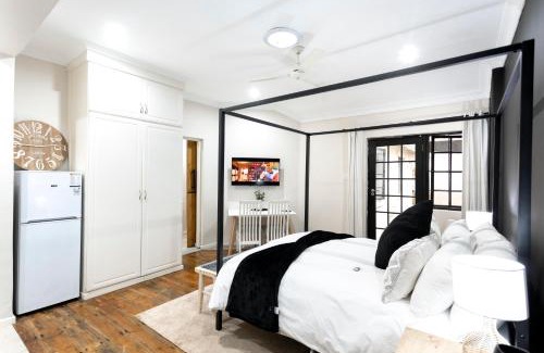 Hilton Apartment | Hilton Avenue Retreat