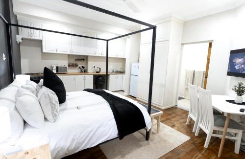 Hilton Apartment | Hilton Avenue Retreat