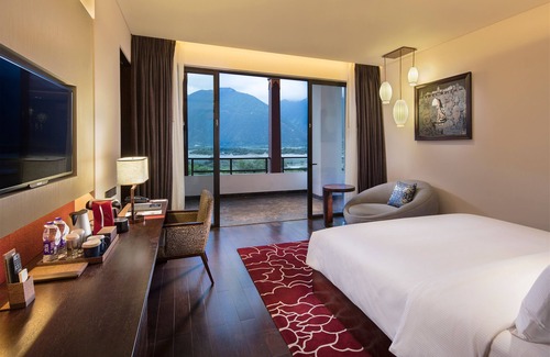 Mainling County Hotel | Hilton Linzhi Resort