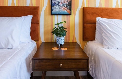 Trenton Hotel | Hippie Room #9 - 1960 Retro Motel