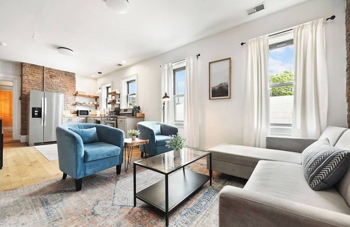 East Allegheny House | Historic 4-Apt Building Sleeps 16 Walk to Stadiums