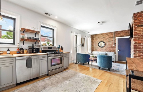 East Allegheny House | Historic 4-Apt Building Sleeps 16 Walk to Stadiums
