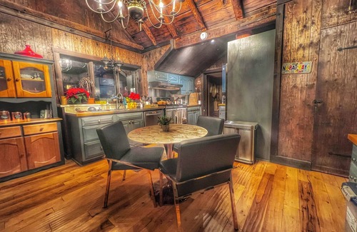 Amston Cabin | Historic 4 Bedroom Luxury Cabin with Private Waterfall & Lake Access