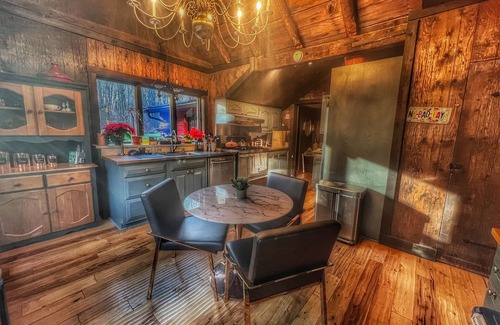 Amston Cabin | Historic 4 Bedroom Luxury Cabin with Private Waterfall & Lake Access
