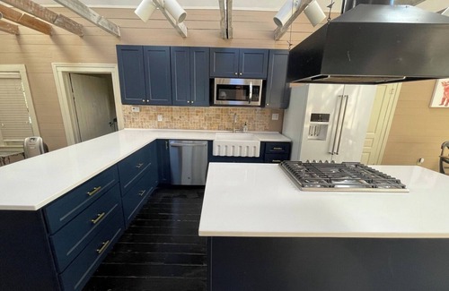 Apex House | Historic 4BR Retreat with Stunning Scenic Views